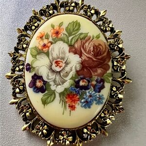 Vintage. Cameo Flower Bouquet Hand Painted Vintage Gold Pin Brooch or pendant Br